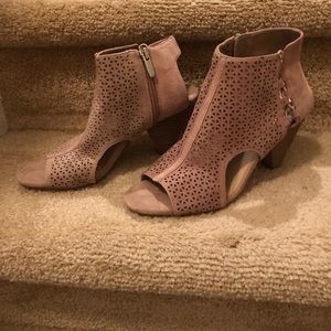 Vince Camino beige suede shoe